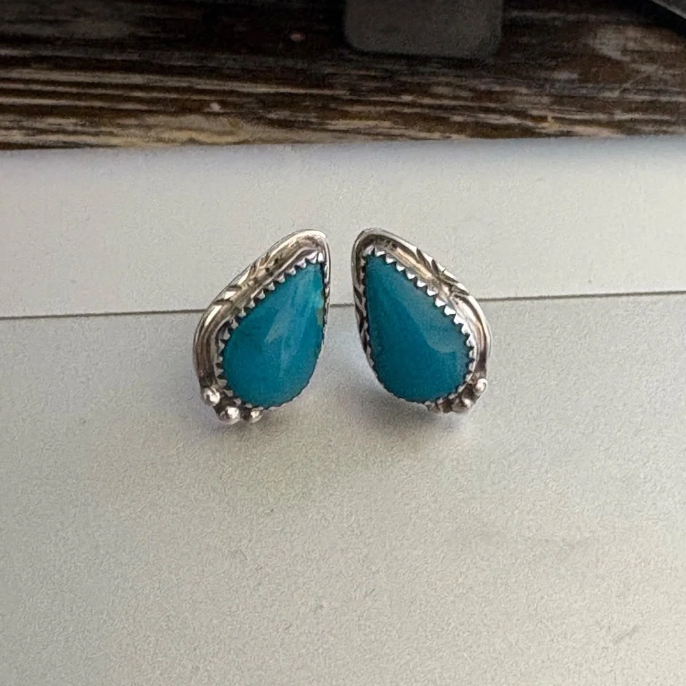 Exquisite Teardrop Kingman Turquoise Sterling Silver Stud Earrings - Picture 8 of 10